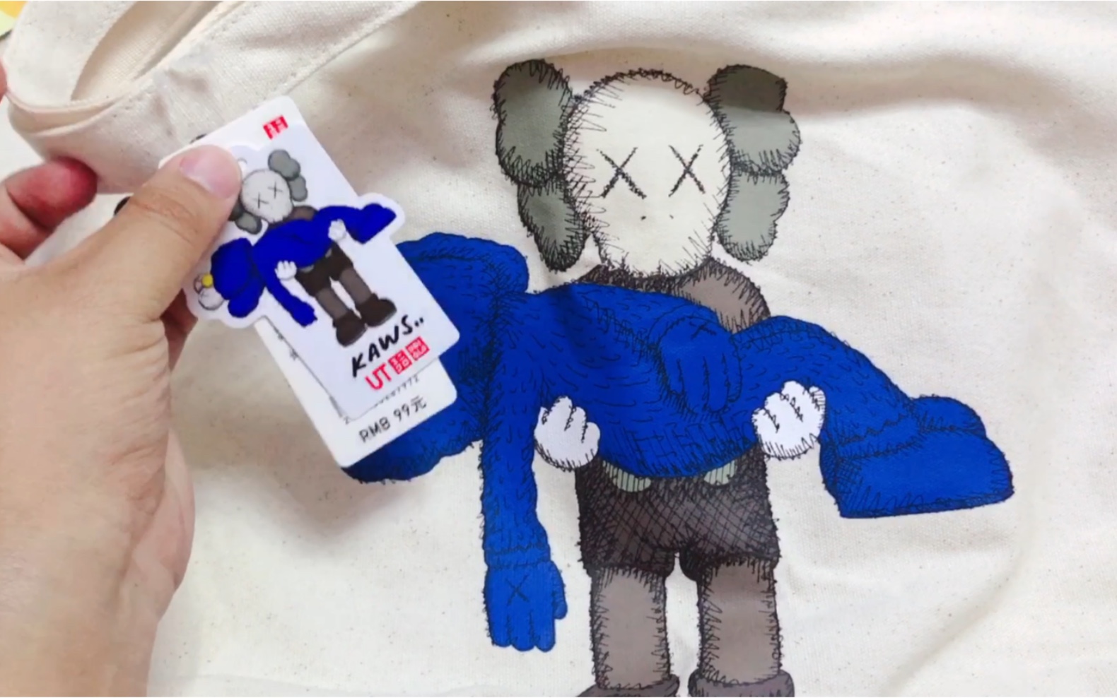 优衣库kaws联名包包开箱_哔哩哔哩 (゜-゜)つロ 干杯~-bilibili