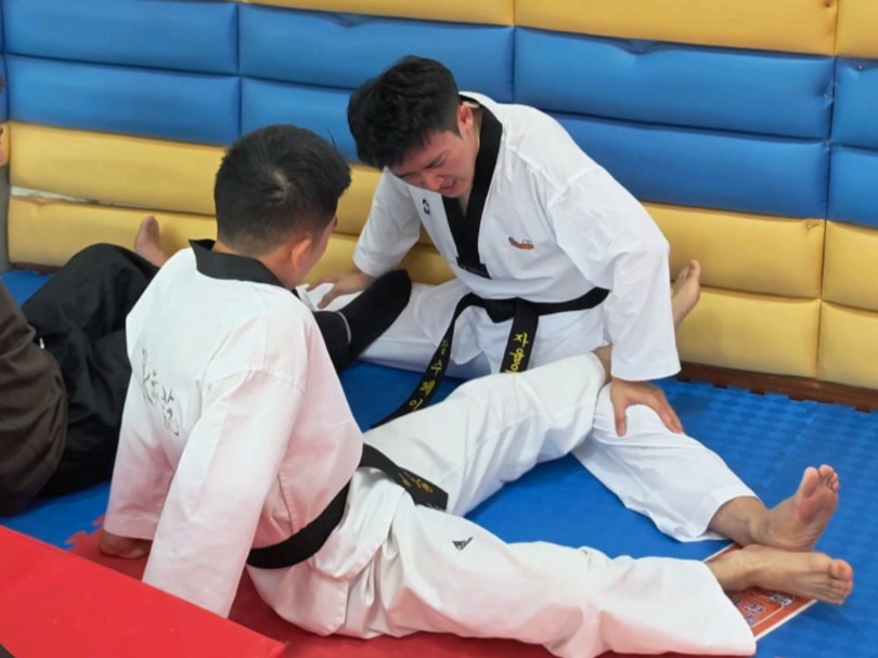 体育生跆拳道痛苦撕腿压横叉 痛到撕心裂肺!