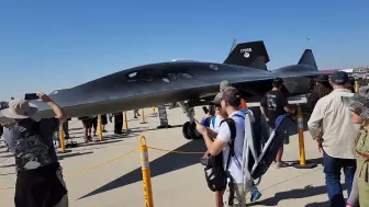 Download Video: 爱德华兹空军基地航展：近距离观看SR-72“暗星”与F-22“猛禽”和B1-B“枪骑兵”等其它战机。