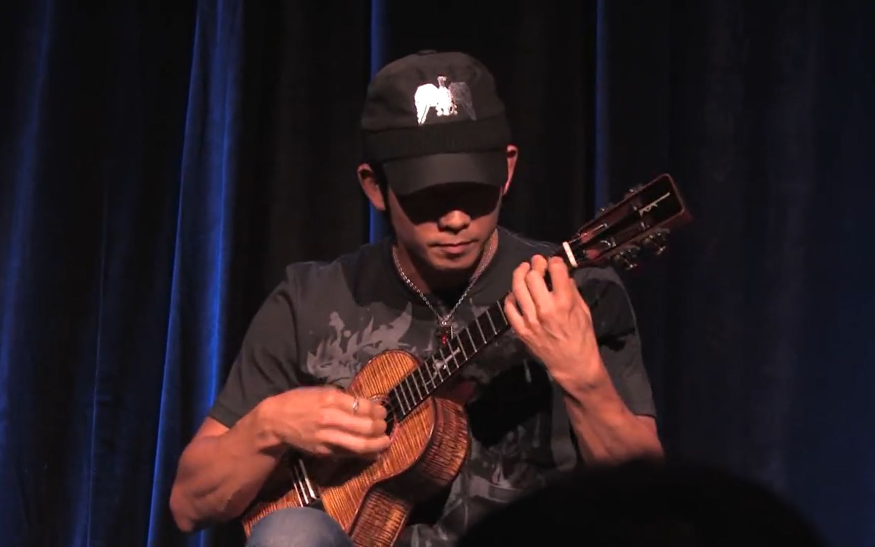 [图]世界顶级ukulele大师JAKE SHIMABUKURO的又一经典名作！弗拉明戈风神曲，难度爆表！——《Let's dance》