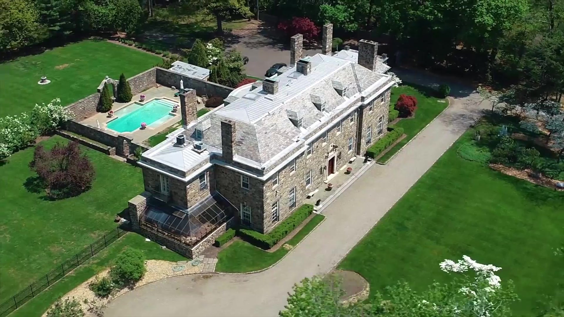 豪宅赏析:幽静典雅复古风格的豪华乡间别墅度假屋