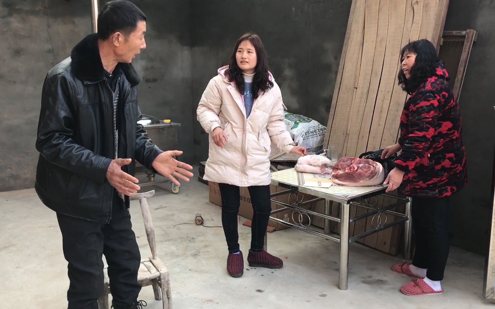 娘家爸妈来了,媳妇去买了一大块猪肉,5个猪蹄子,准备装香肠了_哔哩