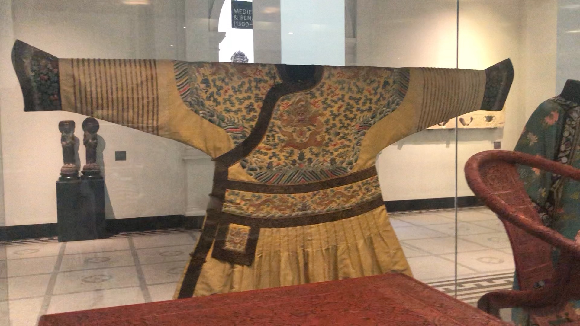 清光绪帝的龙袍在英国博物馆被当作展览品_哔哩哔哩_bilibili