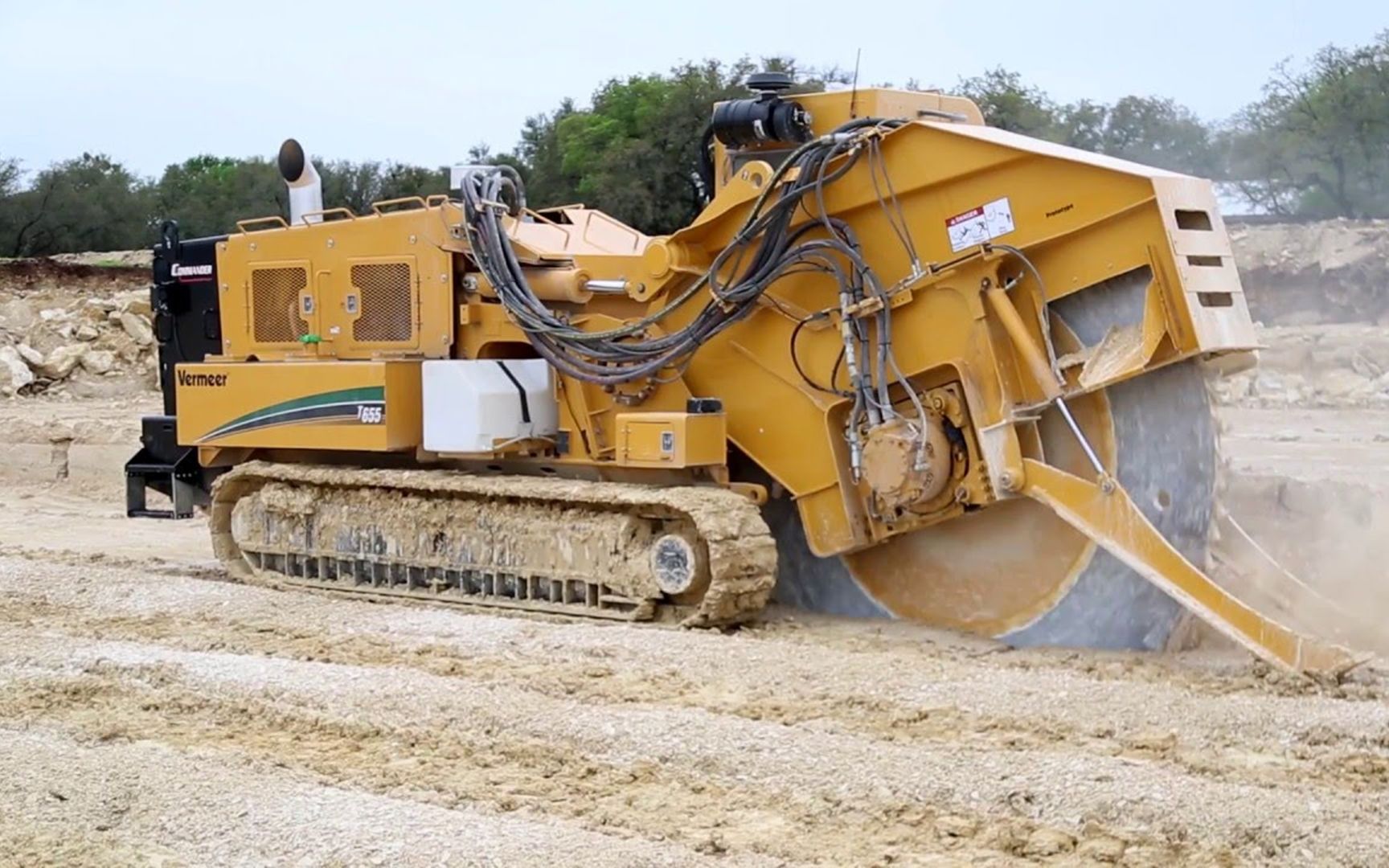 德国发明圆锯开沟机,2米直径锯片不断转动,一条够沟就切好了