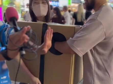 日本街头测试女子穿箱子测试外国人的手感如何！！把观众看立了！！！