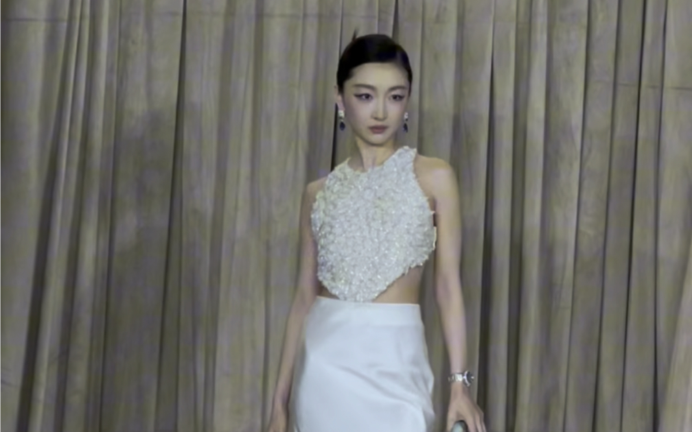 周冬雨 最近的妆造真的都美疯了,大露背有些性感哦 #vogue时尚之力