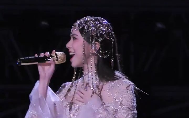 邓紫棋跨年再唱倒数,异域公主长裙太美了,现场嗨翻天!