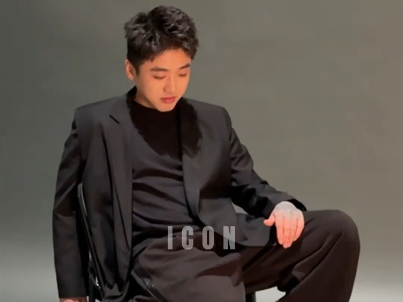 冷少icon:今天老头杯刚拍完定妆照,明天见老头杯选人仪式见