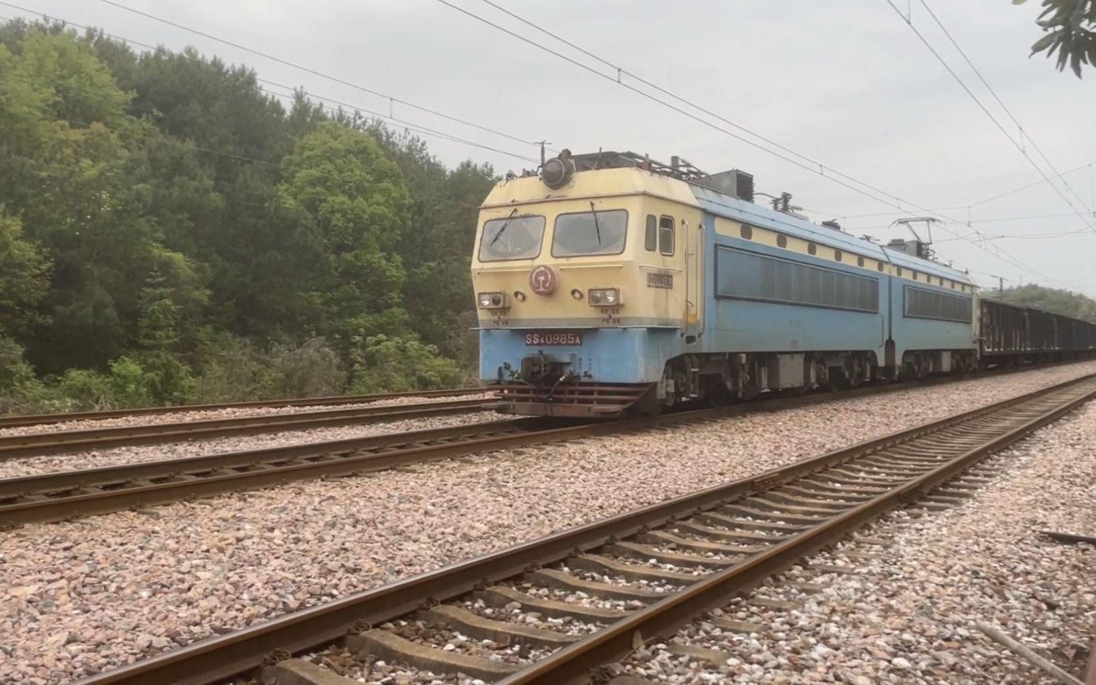 南局福段ss40985牵引39辆敞车编组的货物列车鸣笛通过鹰厦线余家站