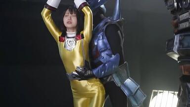 女<em class="keyword">战士</em>被敌人围攻，居然出现了转机，没想到最后...