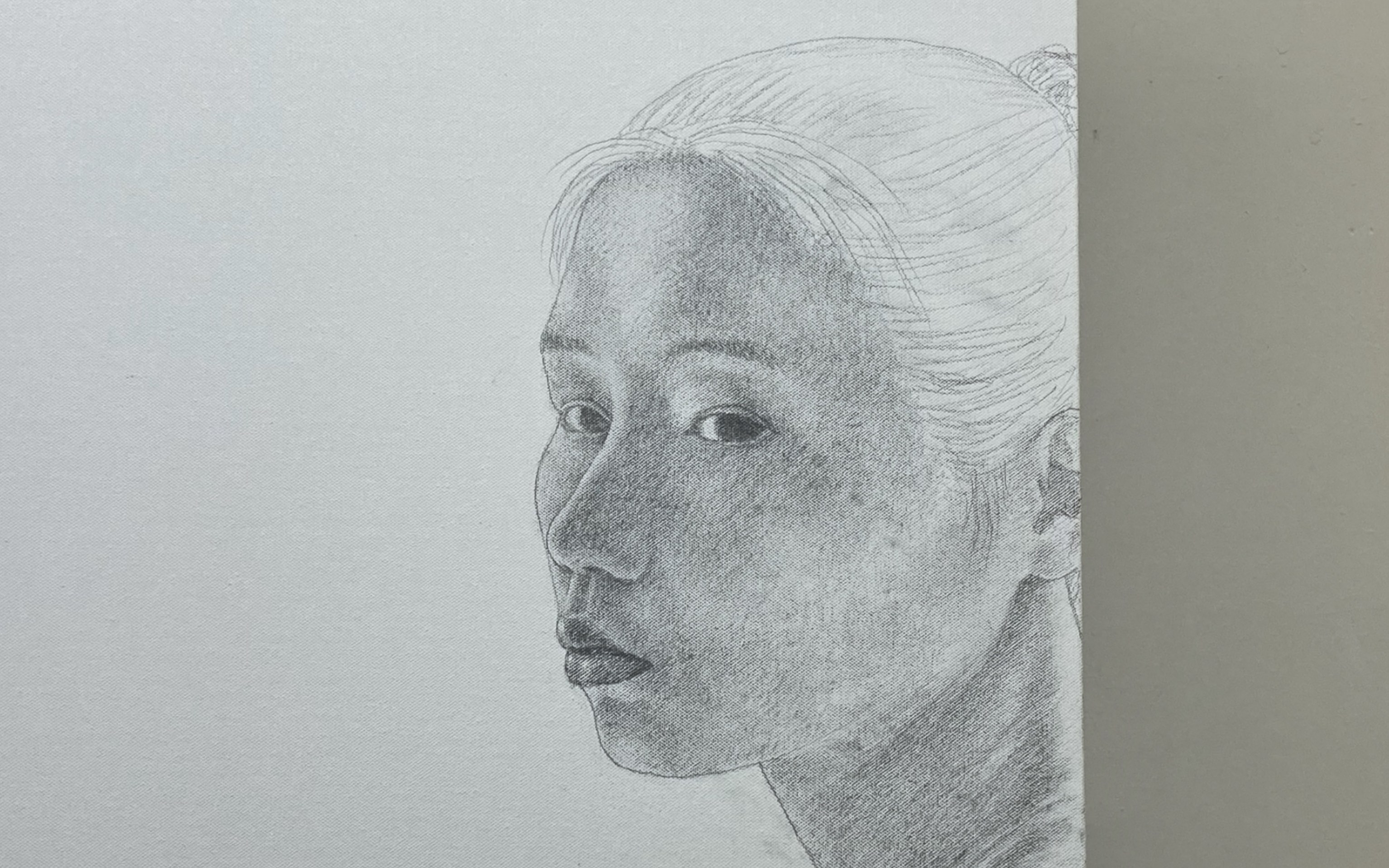 画一位逆光的女性素描肖像