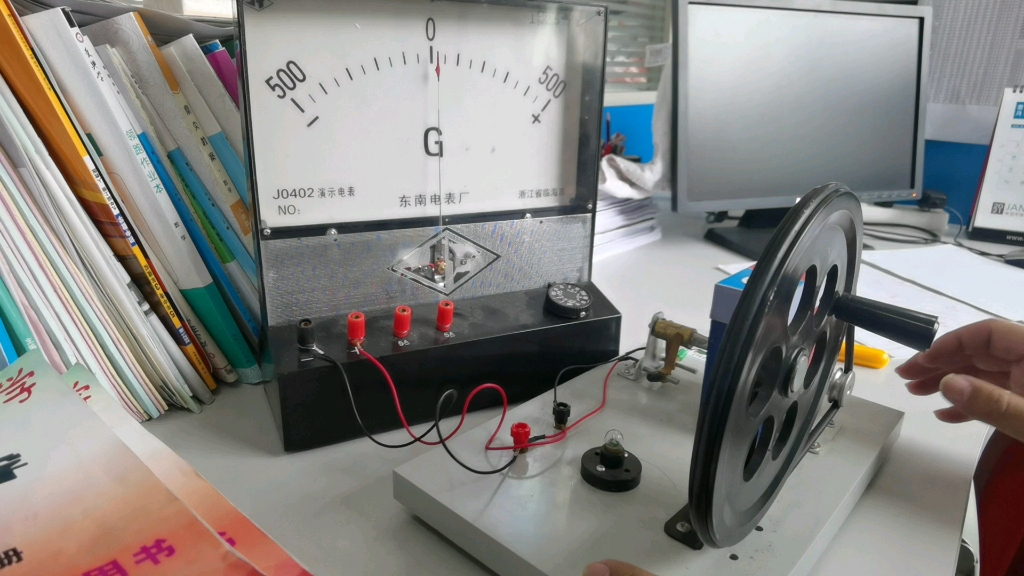 用灵敏电流计测手摇发电机交流电