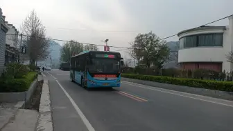 游2路公交车通过娘子关宾馆