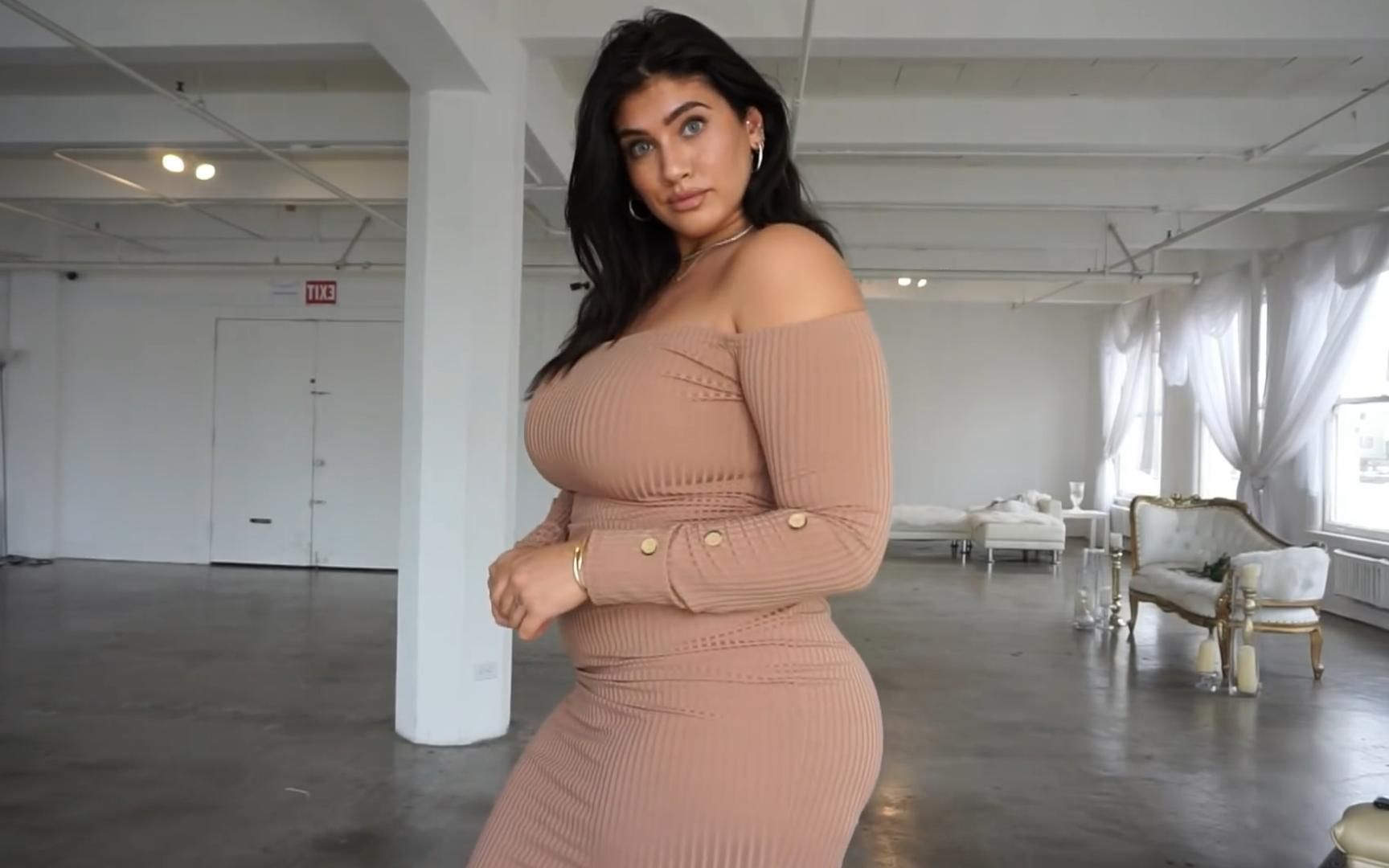 欧美性感美女模特拉特西亚·托马斯精彩穿搭秀,展现出自信的魅力