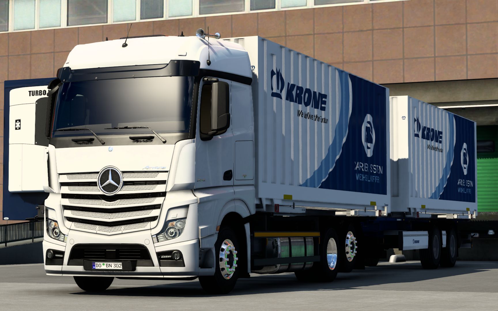 欧洲卡车模拟2 驾驶奔驰actros mp4 中置轴挂车 运输货物