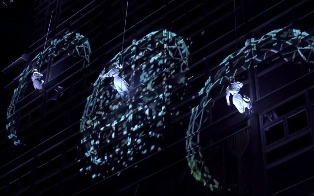 户外多媒体墙体投影高空威亚秀3dmapping秀墙体投影定制视频背景案例