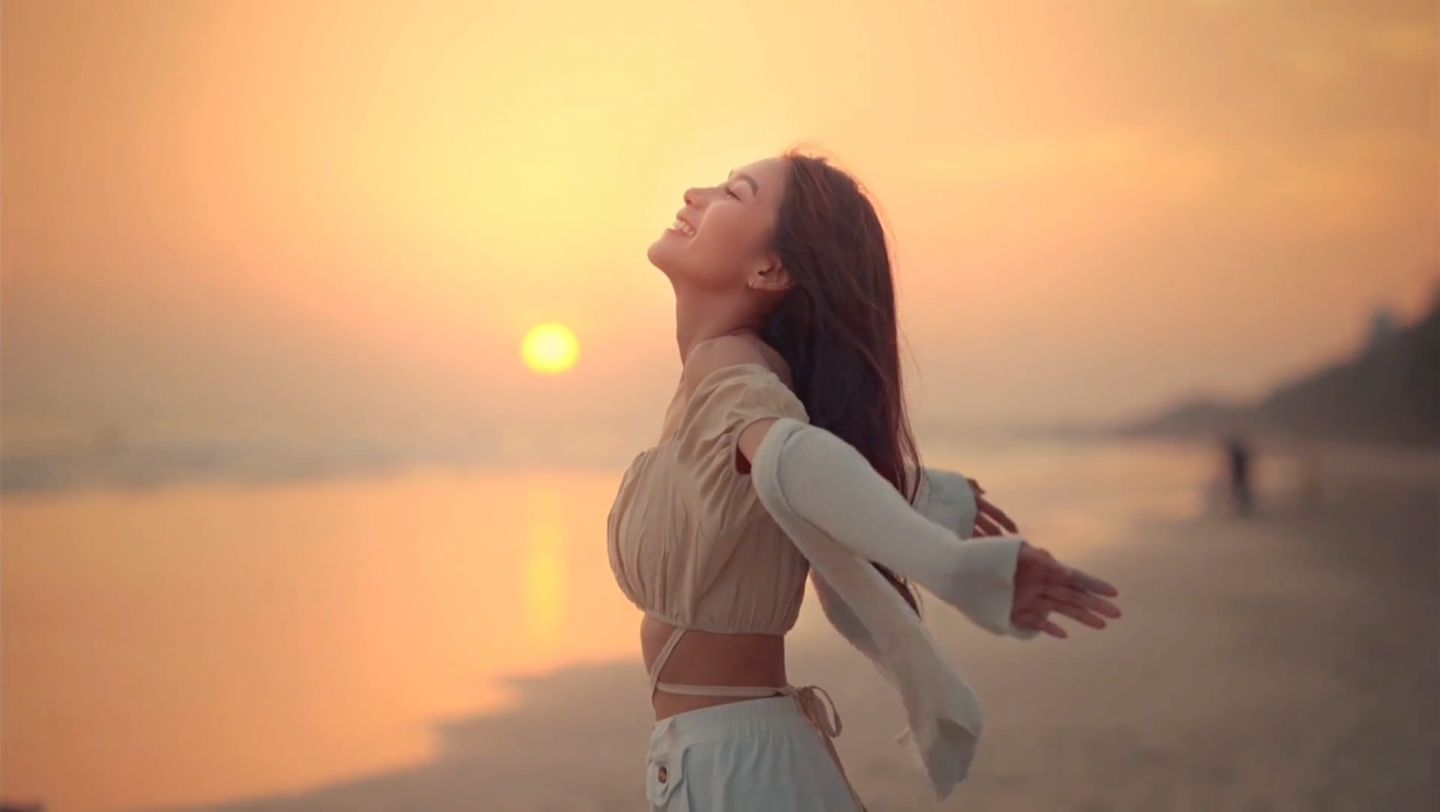 夕阳下人物唯美视频素材#海边日落晚霞 #夕阳下的背影 #晚霞太美了