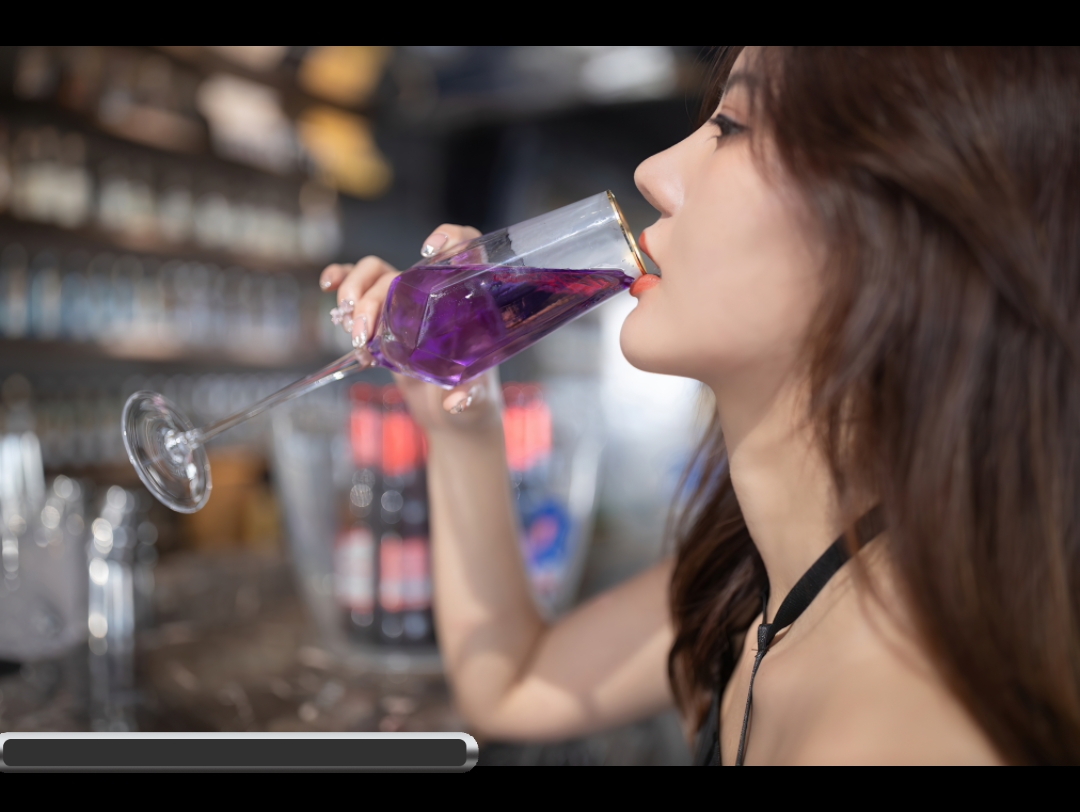 阿朱,酒吧一人买醉