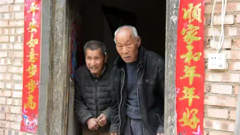 81岁老人家里装修，老木柜上藏着“宝贝”，老伴儿干着急插不上手