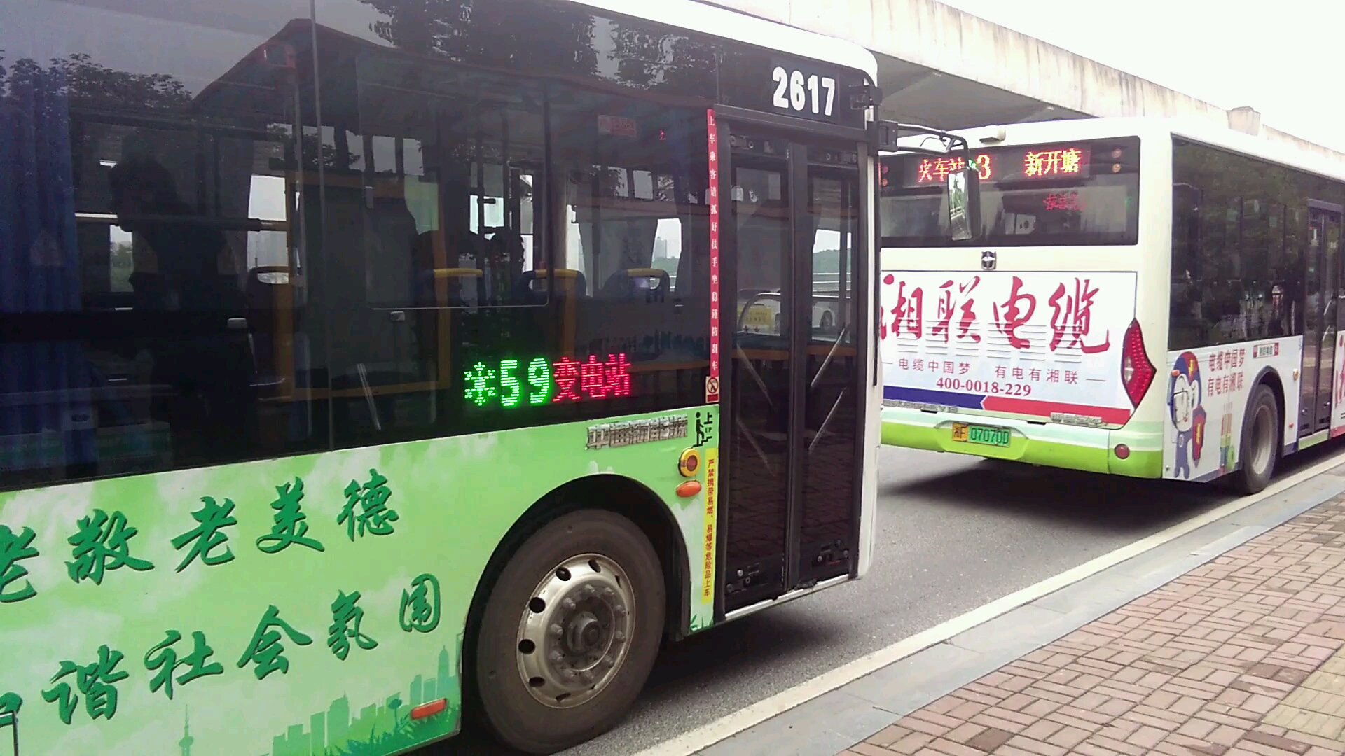 岳阳公交二公司的59路中通牌lck6108evg3a2纯电动 湘f15909d南湖大桥