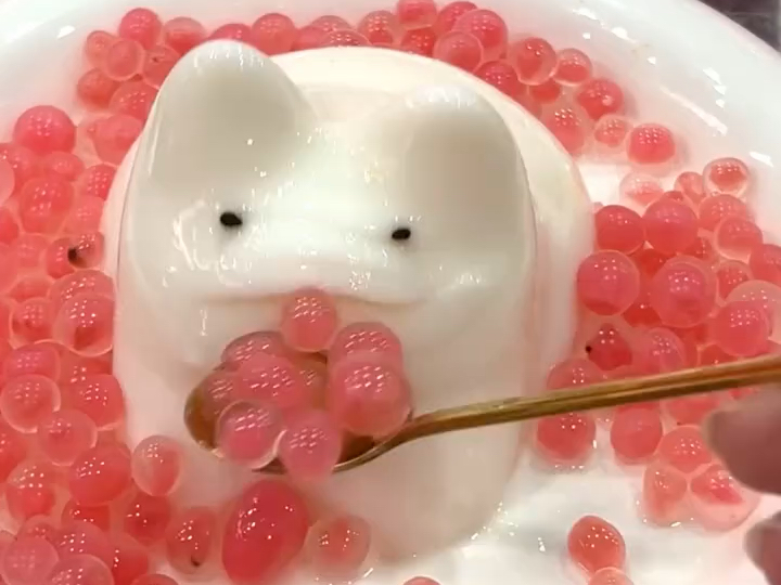 兔子：不吃滚！别拿勺子过来😂