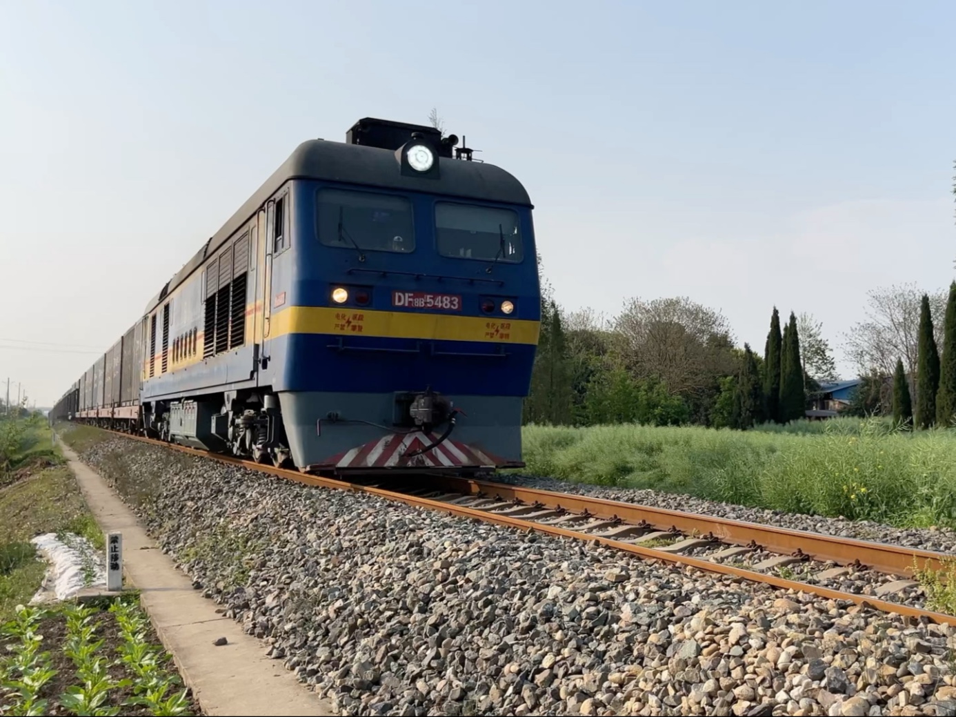 成局成段(原呼局集段)df8b 5483牵引86722次集装箱货列经广
