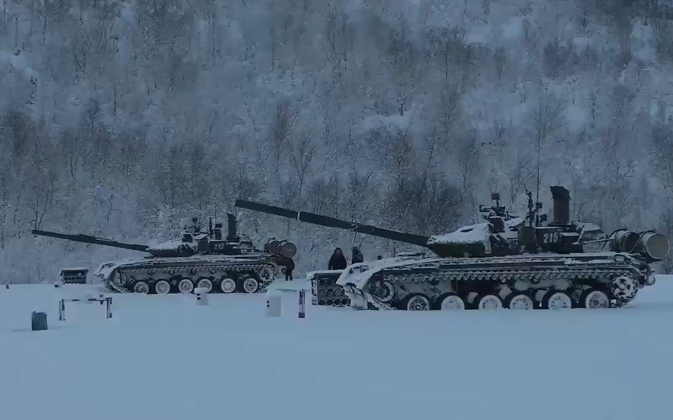 俄罗斯t80主战坦克雪地射击