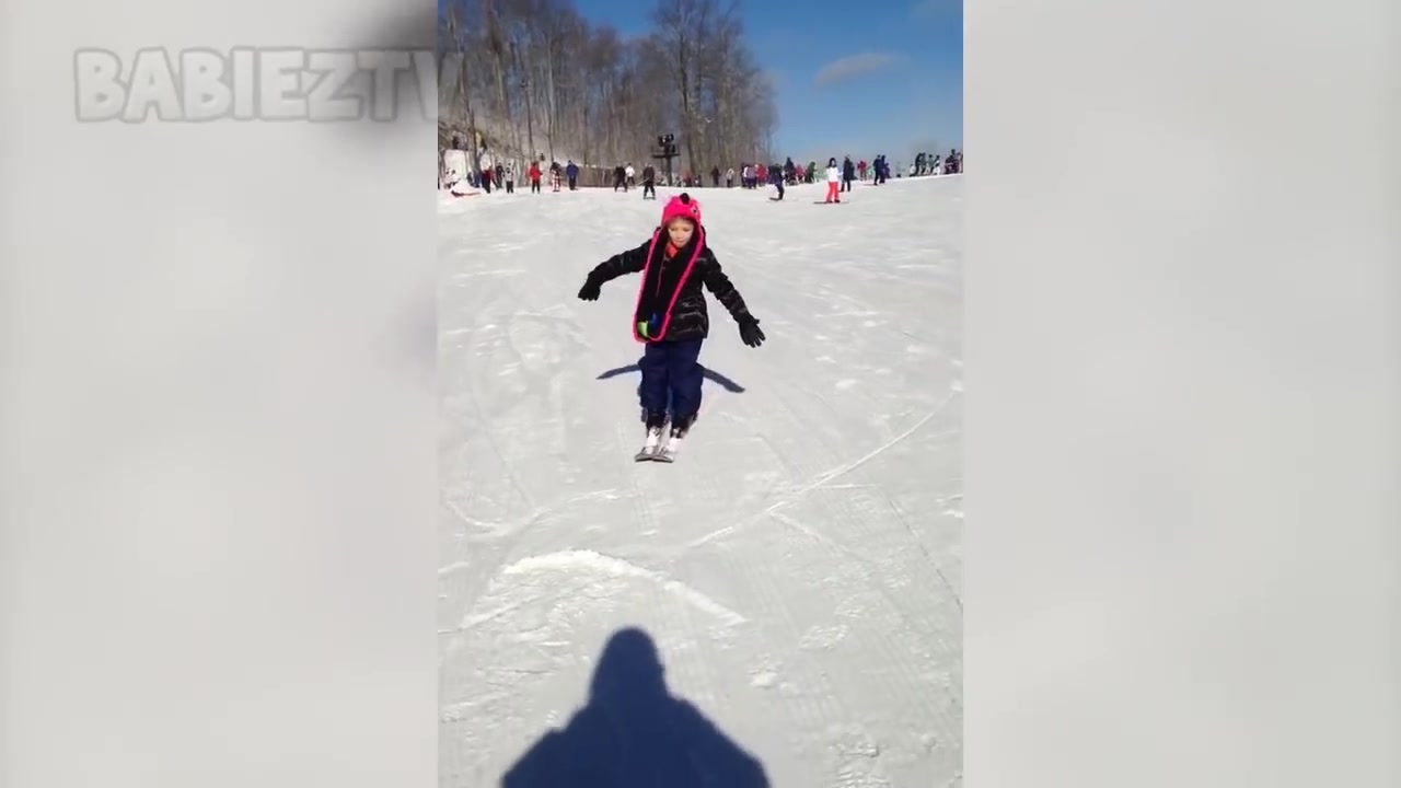 [图]超萌有趣的儿童滑雪摔跤