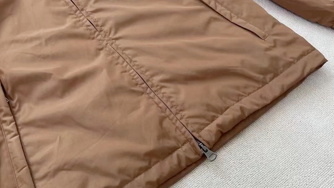 终于找到顶级原单巴宝莉新款连帽棉服 背面和胸口都有标志性战马图标