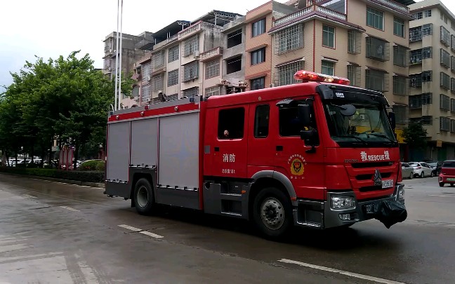 柳州 柳江消防三车闪灯不响警笛通过乐都大道