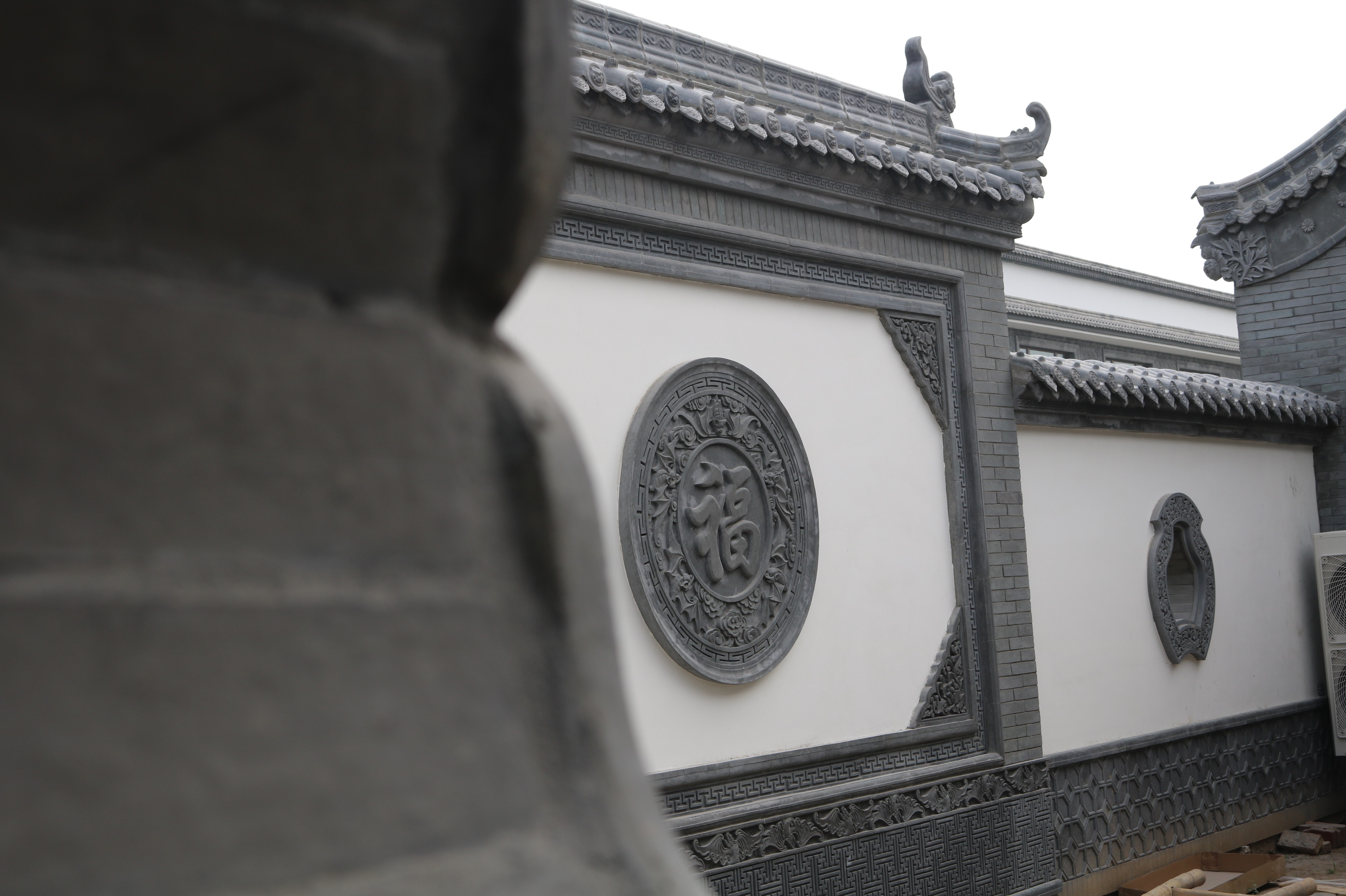 新中式将古典福字砖雕元素用现代的眼光展示在生活之中,简约古雅