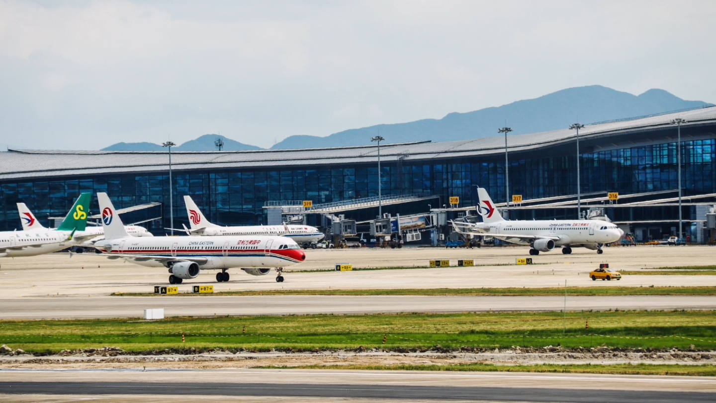 东方航空老三线涂装a321滑行_哔哩哔哩_bilibili