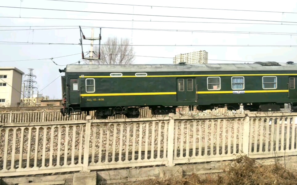 兰局兰段hxd3d0115牵引z152次列车(西宁-北京西)通过,列尾uz25t 8150