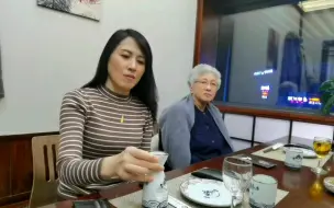 Скачать видео: 53岁独居|除夕年夜饭女儿请客带妈妈吃日料，喝小酒，温馨一家人