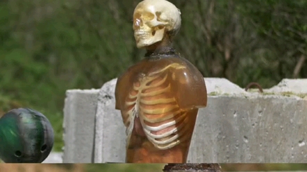 保龄球击中人头瞬间