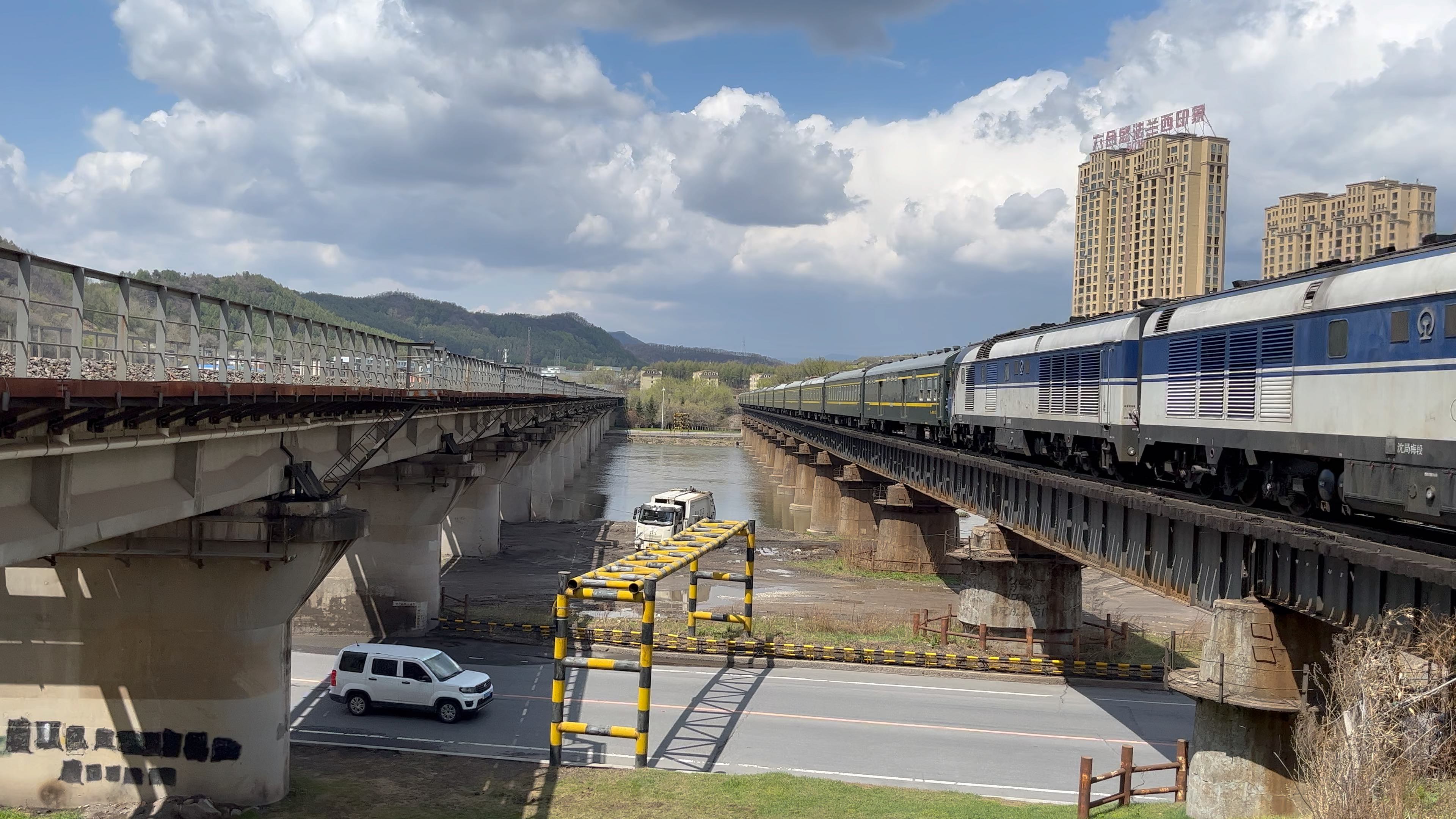 【解压视频】客车k971次通过梅集线128km铁路桥准备进通化站