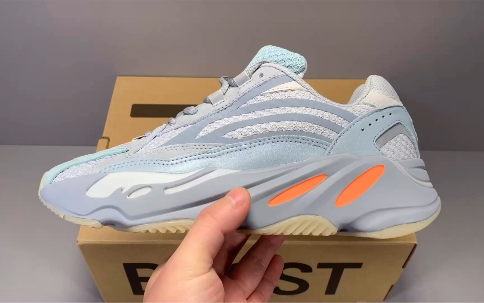 【权威实拍】yeezy 700 v2 inertia 惯性