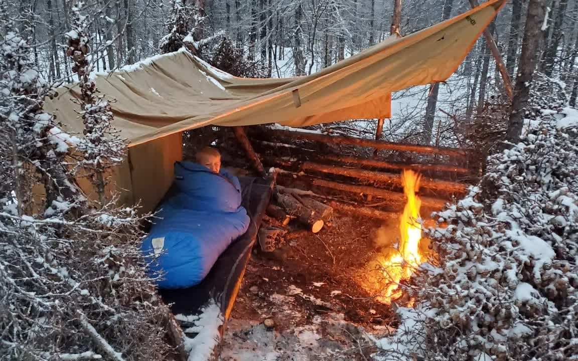 暴风雪中的冬季露营,带生存庇护所和丛林飞行婴儿床哔哩哔哩bilibili