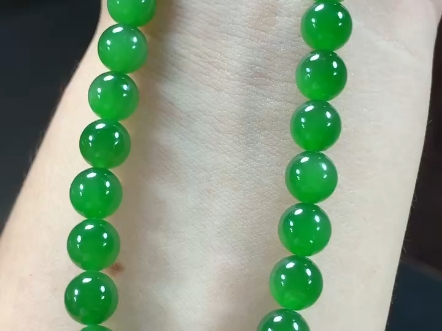 和田玉碧玉阳绿项链,冰透水灵的料子,颜色极美,玉质缜密剔透干净,脂粉