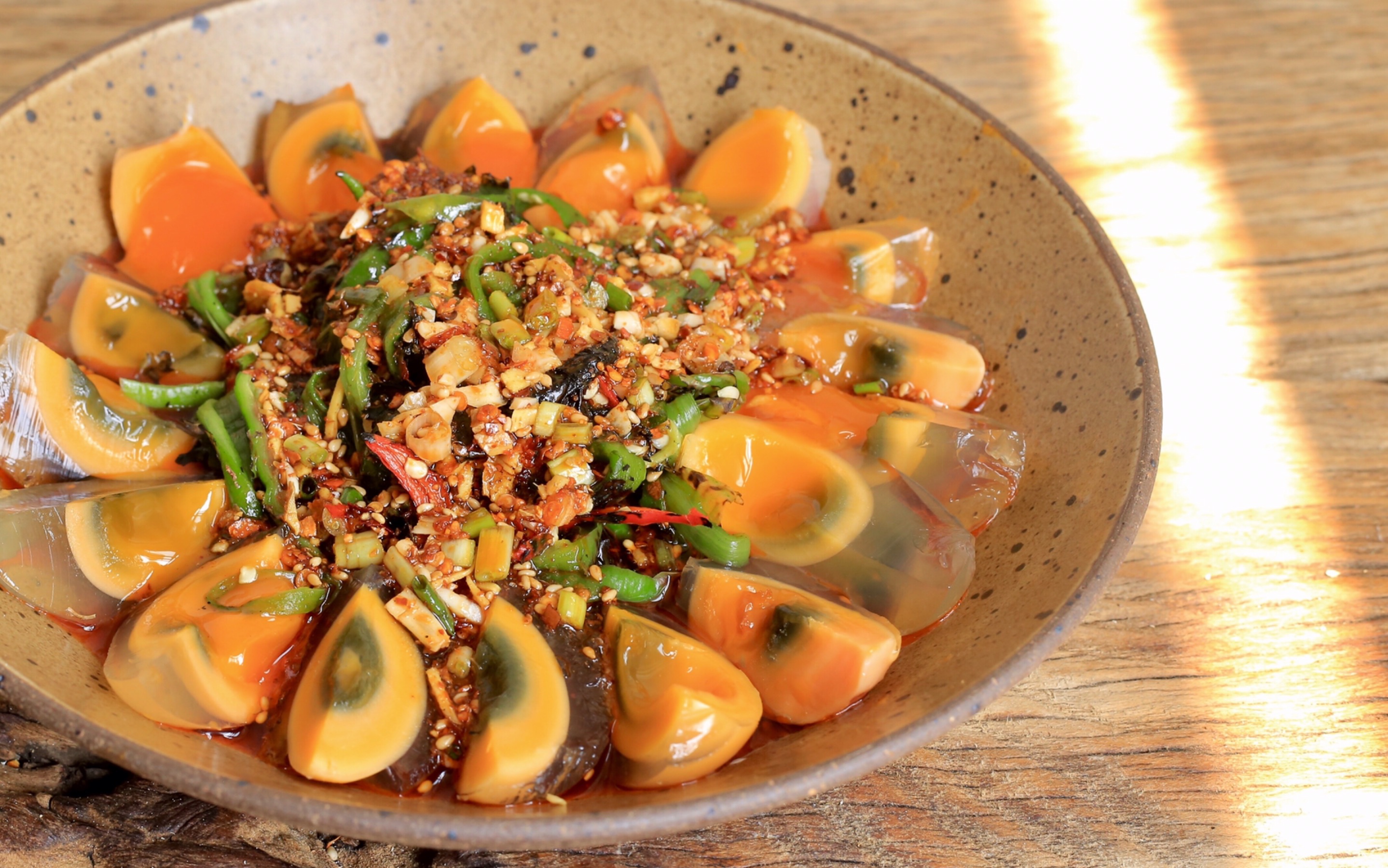 四川最常见的家常菜烧椒皮蛋,辣椒的干香加上皮蛋特殊的碱味,无异让