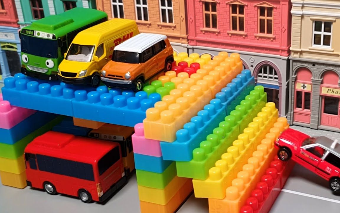 玩具车用彩色积木建造停车场,可是挖掘机和工程车怎么没有帮忙?