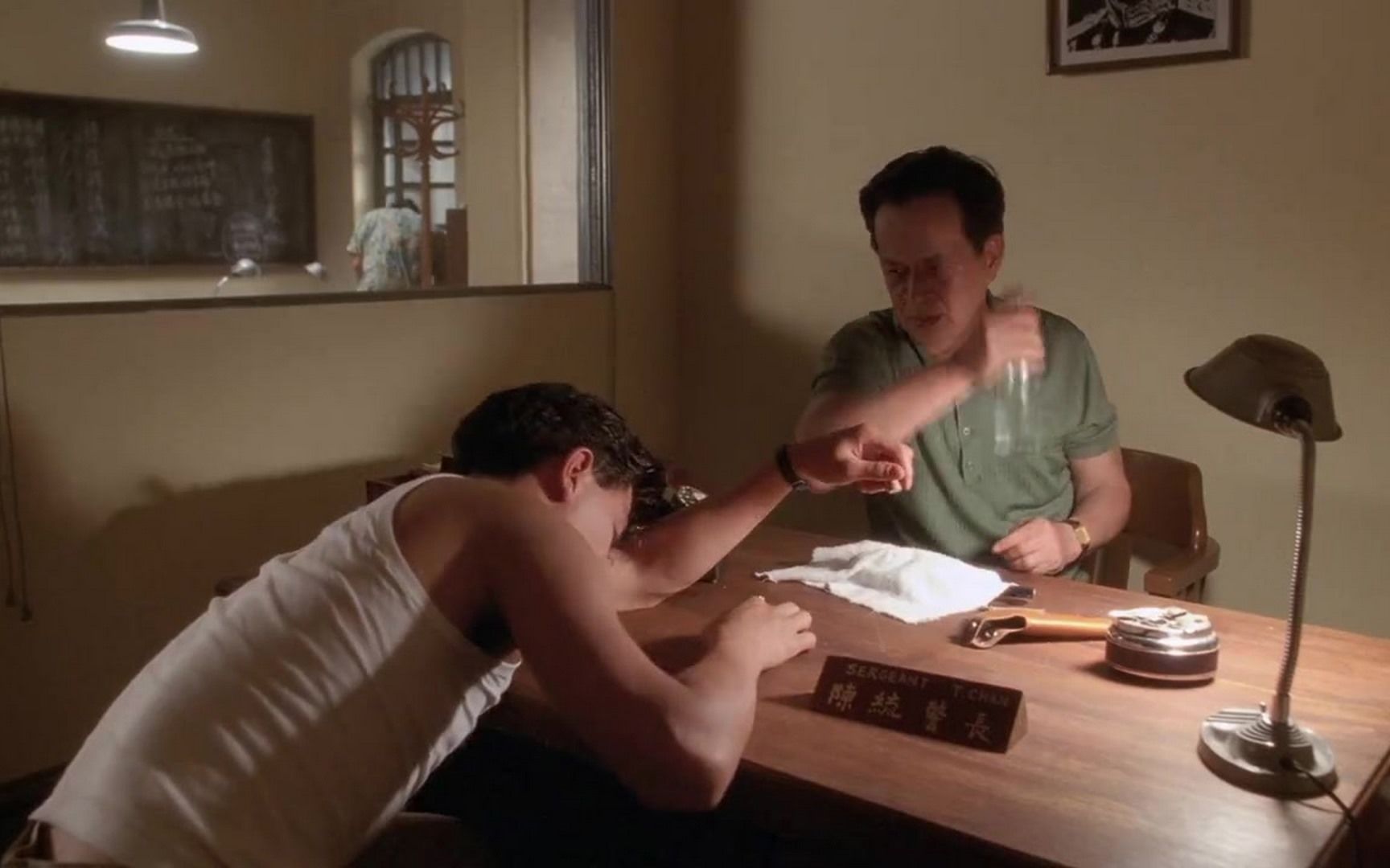 雷洛为了娶女友借着酒劲竟然到赌场弄钱结果被人揍惨