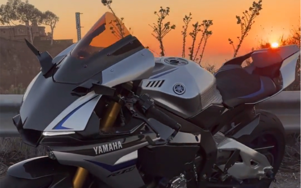 yamaha r1m 夕阳西下 的r1 独特的设计外观 强劲的配置数据动力