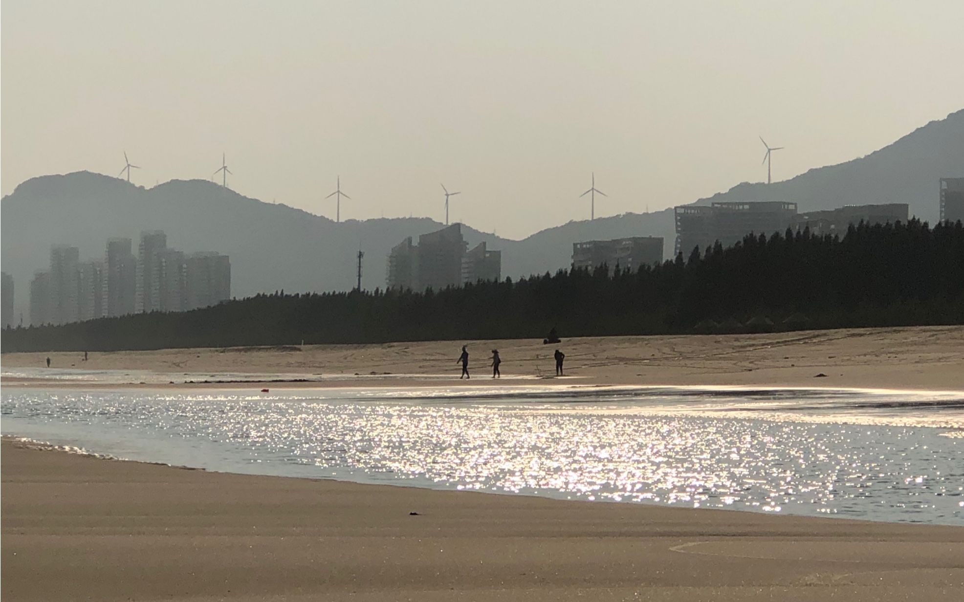 [图]沿海城市的快乐，周末海边自驾一日游加海鲜大餐，被沙子吞没的脚丫子，还看到风力发电的风车山