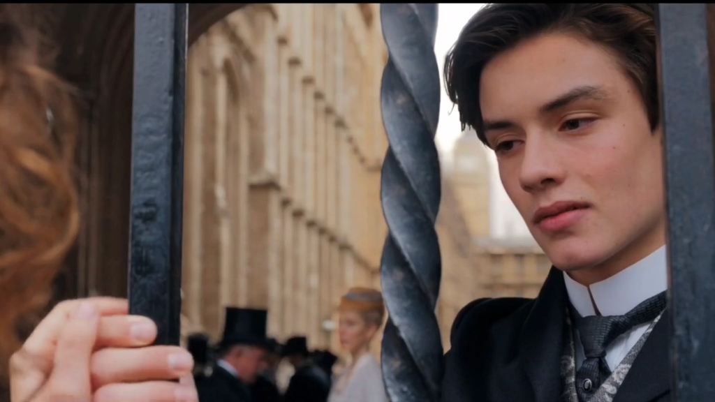 louis partridge03年的英伦小鲜肉