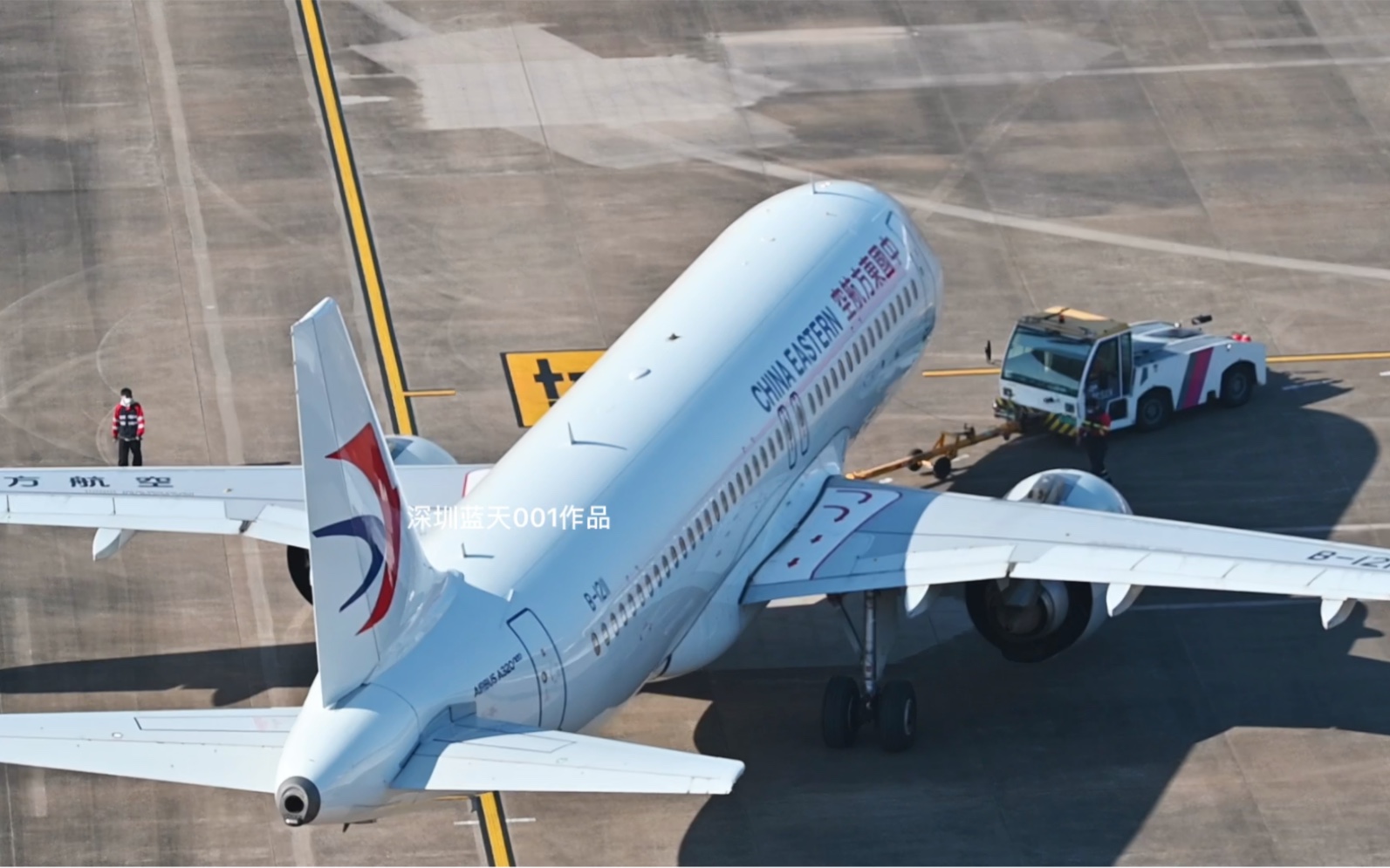 东航a320-251n飞机被优雅地推出,可以看到飞机水平尾翼,垂直尾翼及