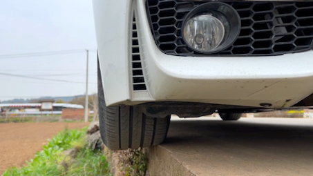 乡村窄路两车相遇无法会车,老司机竟然这样操作,教练看了内心有何感想