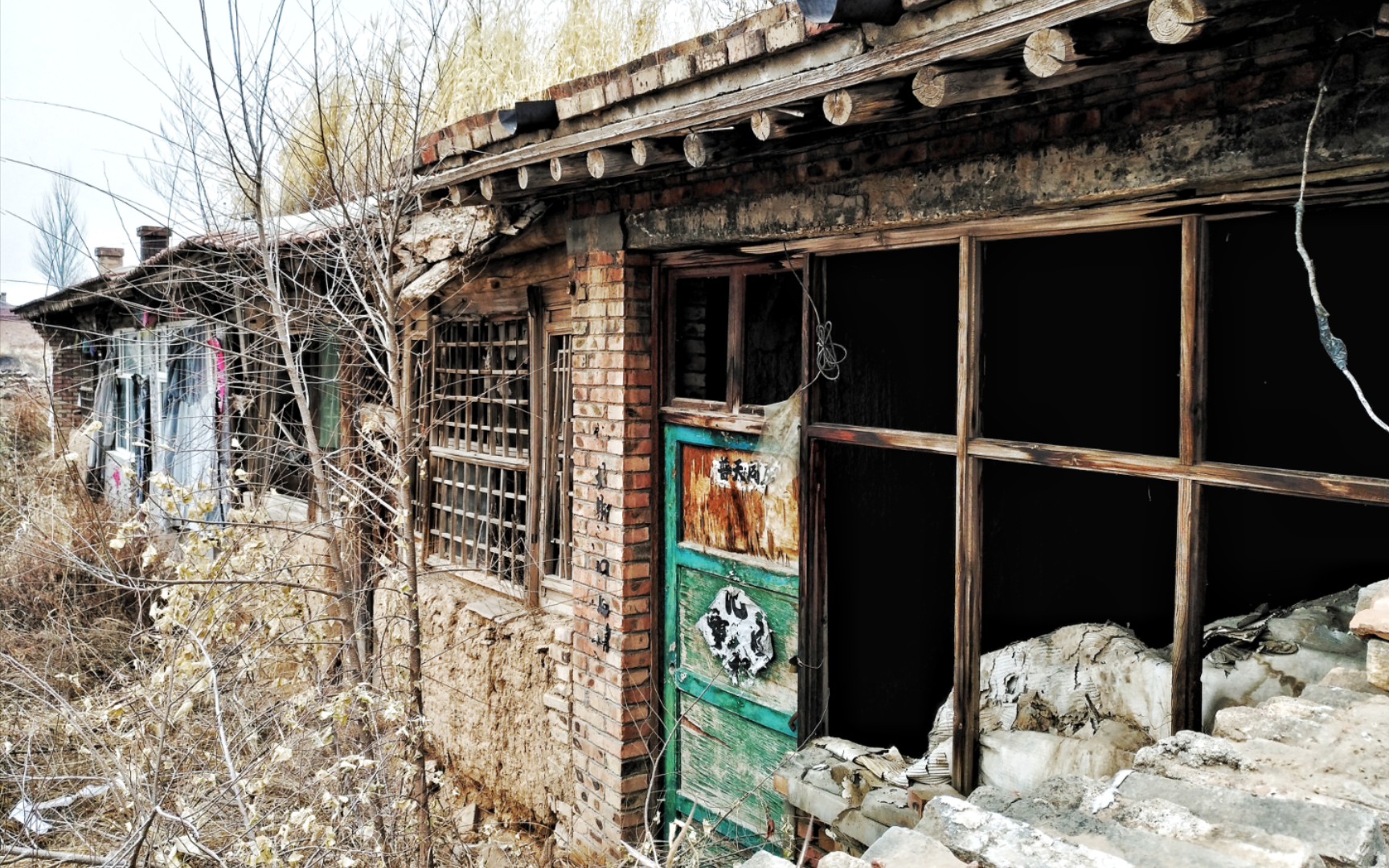 探秘乡村废弃老房,阴森恐怖,发现古董家具,为什么没人敢搬走?