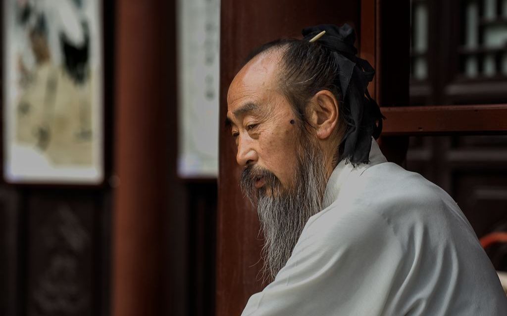 妻子请道士做法得知死者是秦桧后说了句警示名言