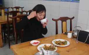 Tải video: 秋妹下馆子，青椒肉丝和折耳根，吃了5碗饭，老板眼神怪怪的